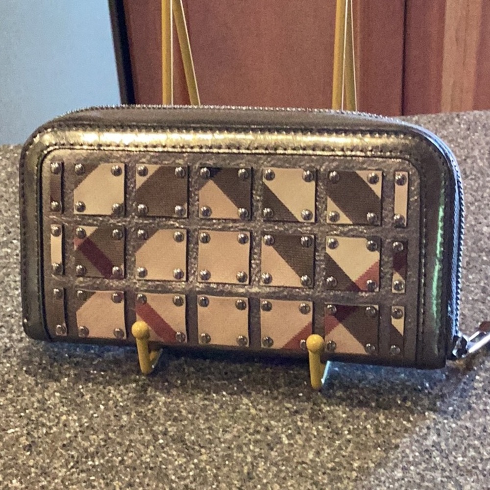 Burberry Zip Around Wallet EUC